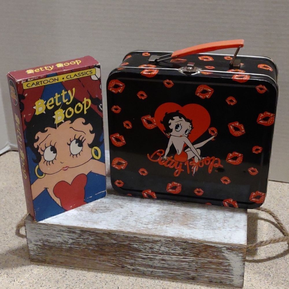 👍 Vintage 2003 Betty Boop Metal Tin Lunch Box & VHS Cartoon Tape 1991. C7